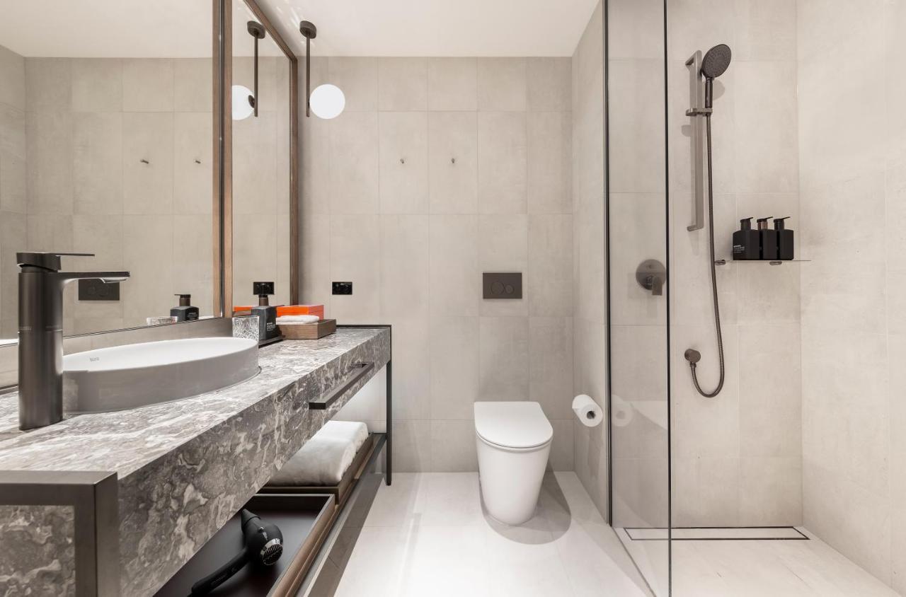 Next Hotel Melbourne, Curio Collection By Hilton Экстерьер фото Bathroom